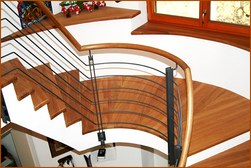 Betontreppe mit Holz kombiniert