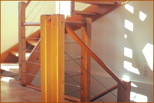 Runder Handlauf mit Stahlseilen