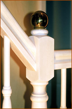 Säule aus Buche mit Stahlkugel