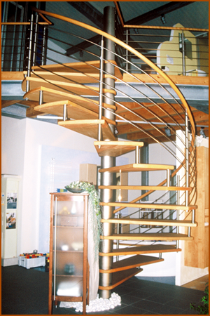 Spindeltreppe Buche mit Edelstahl