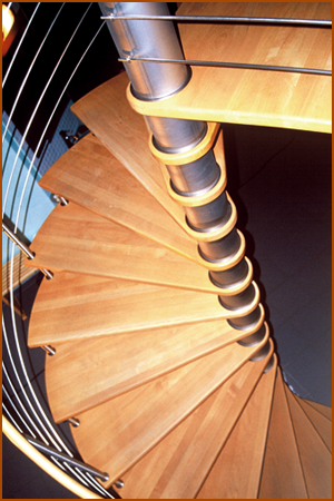 Spindeltreppe Buche mit Edelstahl