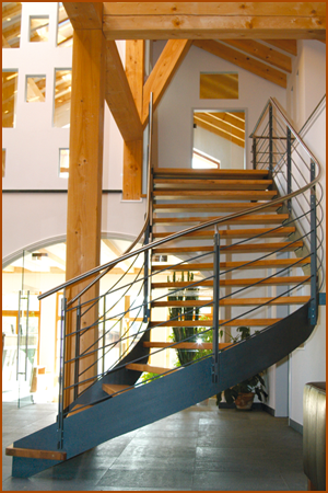 Stahlwangen mit Holzauflage