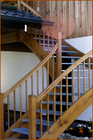 Außentreppe - Holzwangen mit Stahlauflage