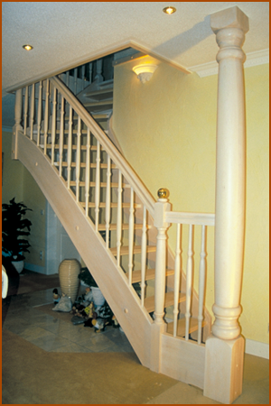 Spindeltreppe Stahl mit Holz