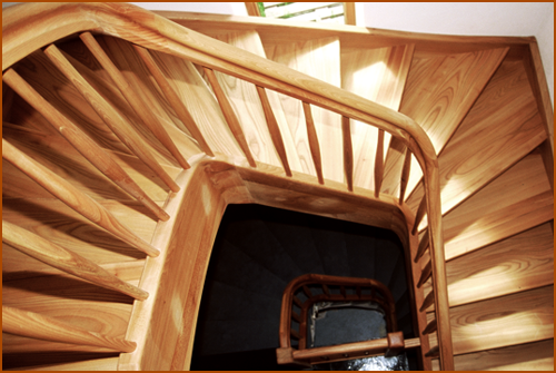 Zweifach, viertelgewendelte Wangentreppe